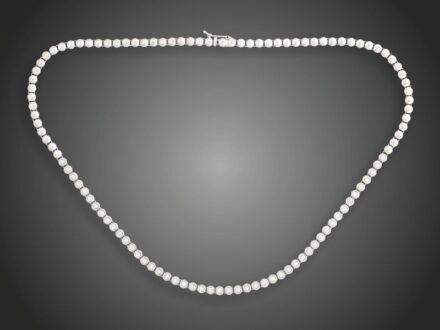 122. tétel, Nyakék  Fehérarany 750, középrészén buton foglalatsor, 48 briliáns cca. 2,80 ct (MCrSi) ékítéssel, 39,8 g, hossz: 42 cm
