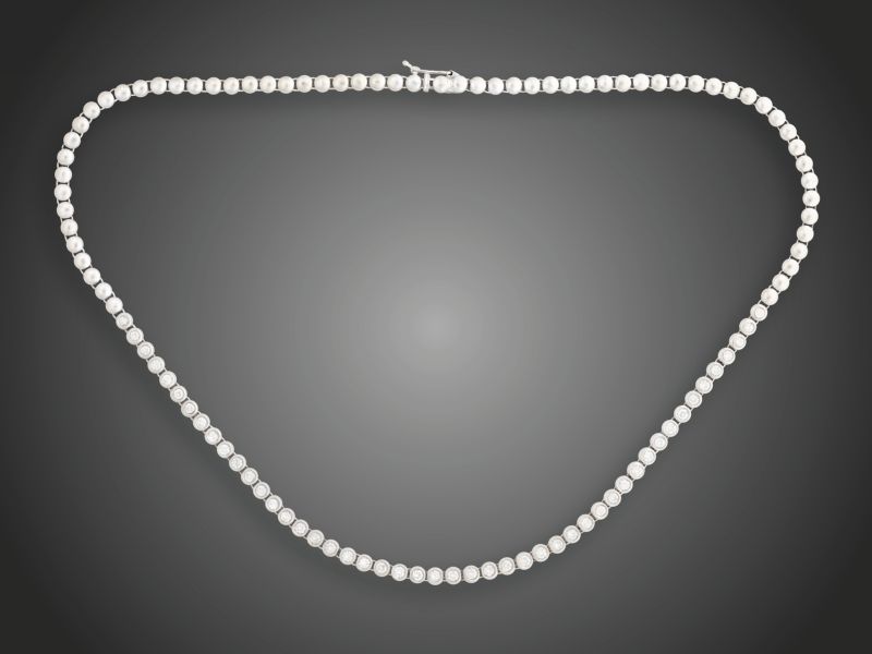122. tétel, Nyakék  Fehérarany 750, középrészén buton foglalatsor, 48 briliáns cca. 2,80 ct (MCrSi) ékítéssel, 39,8 g, hossz: 42 cm