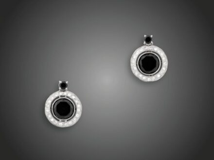 120. tétel, Fülbevaló pár  Fehérarany 585, 2 nagy fekete briliáns és 2 apró fekete briliáns cca. 4,5 ct, körülötte 40 apró briliáns cca. 0,40  ct (MTCrVs) ékítéssel, patentzáras beakasztással, 5,1 g