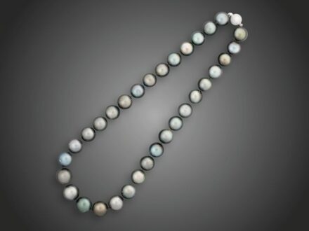 118. tétel, Tahiti  gyöngysor  Fehérarany 585, golyózáron, csomózottan fűzött 32 db antracit szürke tengeri tahiti tenyésztett gyöngy, szemátmérő: 12,2-14,1 mm, bruttó 95,3 g, hossz: 45 cm