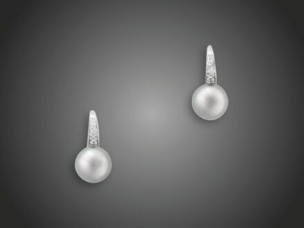 117. tétel, Fülbevaló pár  Fehérarany 585, 2 szürke tahiti tengeri tenyésztett gyöngy, szemátmérő: 8,7 mm,  6 apró briliáns cca. 0,10 ct (MTCrSi) ékítéssel, patentzáras beakasztással, 4,2 g
