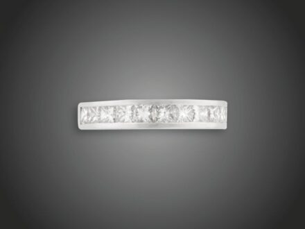 102. tétel, Gyűrű  Fehérarany 750, 11 sorba foglalt princes csiszolású briliáns cca. 1,90 ct ékítéssel, Crystal szín, 9 kő Vs, 2 kő P1hibakategóriájú, 8,9 g, átmérő: 19,6 mm