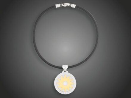 100. tétel, Nyakék Bulgari  Arany 750 és fém kombinációjú függő, bőr nyakpánton, bruttó 37,9 g, hossz: 38 cm, dobozzal