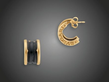 95. tétel, Fülbevaló pár Bulgari  Arany 750, fél karikaforma, fekete high-tech ceramics betéttel, beszúrós stiftes szereléssel, modellszám: AYXP66, 7,4 g