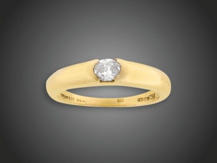 94. tétel, Női gyűrű Tiffany & Co.  Arany 750, 1 azsúrfoglalt ovális formára csiszolt briliáns cca. 0,30 ct (MTCrVs) ékítéssel, jelzett Tiffany & Co., angol és magyar fémjellel, 4,6 g, átmérő: 18,0 mm