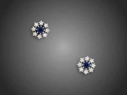 90. tétel, Fülbevaló pár  Fehérarany 585, karmos foglalatban 2 zafír cca. 0,40 ct és 16  briliáns cca. 0,45 ct (MTCrVs) ékítéssel, beszúrós stiftes szereléssel, 3,0 g