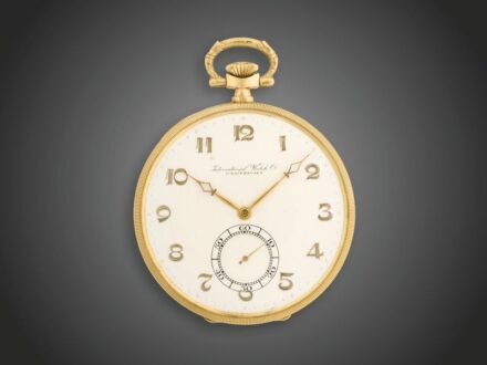 79. tétel, Férfi nyitott zsebóra IWC  Arany 585, gilosált díszítésű tok, arab számos krémszínű másodperckörös számlap, működő szerkezet, tok, számlap, szerkezet jelzett International Watch Co. Schaffhausen, Svájc, 1930 körül, behozatali jeggyel, tokszám: