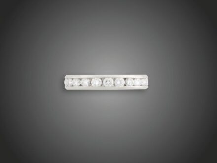 76. tétel, Karikagyűrű  Fehérarany 750, körben foglalt 24 briliáns cca. 2,10 ct (MTCrSi-P1) ékítéssel, 5,1 g, átmérő: 17,6 mm