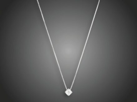 62. tétel, Lánc függővel  Fehérarany 585, vékony láncon foglalt 1 nagyobb régi csiszolású briliáns cca. 0,85 ct (TCrSi), 3,6 g, hossz: 44 cm
