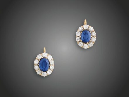61. tétel, Fülbevaló pár  Arany 375, karmos foglalatban 20 régi csiszolású briliáns cca. 2,0 ct (R2TCrSi) és 2 ovális formájú szintetikus zafír karmazált fazonban, patentzáras beakasztással, 1900 körül, utólagos fémjellel, 5,5 g