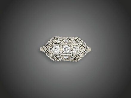 52. tétel, Női gyűrű art deco  Ezüst 925, áttört fej, 5 briliáns cca. 0,35 ct (R2TCrSi) és 54 apró azsúrfoglalt rózsacsiszolású gyémánt cca. 0,25 ct minta szerint, 1930 körül, fémjelzés későbbi, 2,7 g, átmérő: 17,5 mm