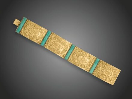 33. tétel, Karkötő art deco  Arany 585, 4 széles, domborított, virágmintás tag váltakozik amazonit drágakő hasábokkal, nyelves zárral, 1930 körül, utólagos fémjellel, 42,7 g, hossz: 20 cm