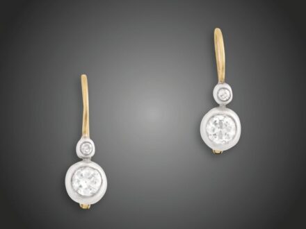 19. tétel, Fülbevaló pár  Arany 585, buton foglalt 2 nagyobb és 2 kicsi régi csiszolású briliáns cca. 0,60 ct (R2CrSi), patentzáras beakasztással, 2,2 g