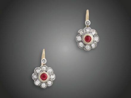 9. tétel, Fülbevaló pár  Arany 585 és ezüst, 16 régi csiszolású briliáns cca. 0,50 ct (R2CrP1), 2 szintetikus rubin és 2 apró gyémánt ékítésű rozetta fazon, patentzáras beakasztással, 4,0 g