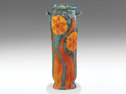 466. tétel, Zsolnay szecessziós díszváza   Fehércserép. Felületén selymesfényű, magas   tüzű színes -, és eozinmázakkal festett virágdísszel.   Alján jelzett: masszába nyomott 6815 (formaszám)   és alapmázzal megegyező kerek, domború, pecsétszerű márkajel