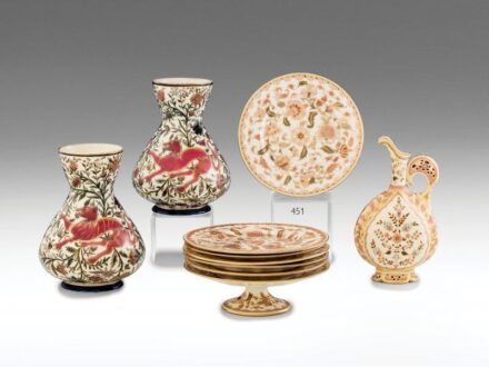 451. tétel, Hat személyes Zsolnay süteményes készlet  Porcelánfajansz. Tortatál és hat darab süteményes tányér. Öblükben magas tüzű, színes mázakkal és aranyozással festett perzsa dekor.   Alján jelzett: masszába nyomott Zsolnay, Pécs és   431 ill. 1998 (