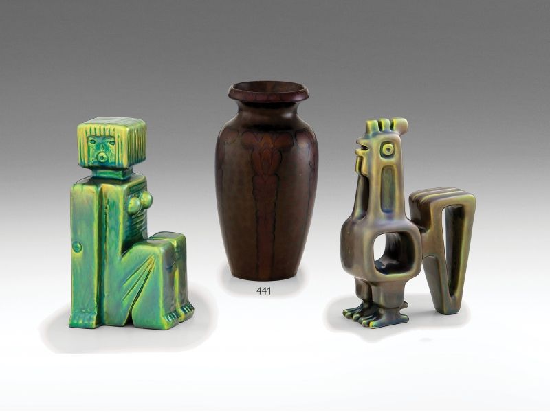441. tétel, Óbudai szecessziós díszváza  Kerámia. Selymesfényű, pontozással díszített sötét alapon színes mázakkal festett, fényes kontúrrajzos szecessziós tulipánok és stilizált virágos oszlopok.  Szájperemén apróbb csorbák.  Alján jelzett: festett márka