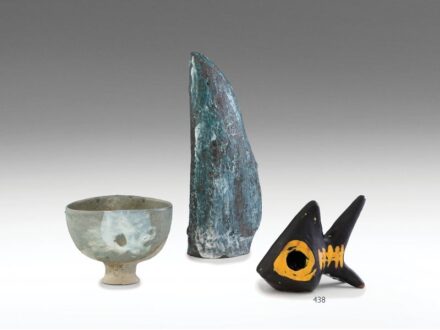 438. tétel, Gorka Lívia - Halplasztika   Préselt, kézzel formázott, festett mázas kerámia.   Alján jelzett: festett GL monogram.  1958 körül.  M.: 21 × 11 × 16,5 cm