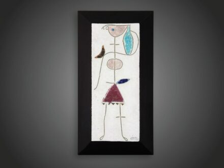 431. tétel, Gádor István  (Kóka, 1891-Budapest, 1984)  Falikép - Kislány  Samottos kerámia, fa keretben. Fehér mázas alapon rézdrótból kialakított absztakt figura mozaikszerű, színes üvegmáz- és zománcfestéssel. Szoknya sarkain apró restaurálás.   Jelezve