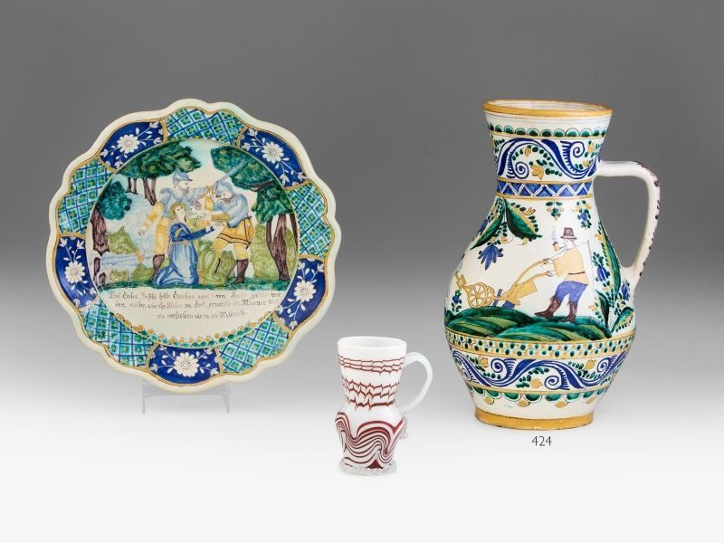 424. tétel, Stomfai királybokály  Ónmázas fajansz. Palástján ökrökkel szántó földműves. Fül alatt 1740-es évszámmal. Hajszálrepedt, talpperemén apró csorbák.   Stomfa, XIX. század.  M.: 36 cm