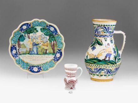 423. tétel, Erdélyi üvegbokály  Kisméretű, fúvott opálüveg, pecsétviaszvörös fonaldíszítéssel.   Porumbák, 1770 körül.  M: 13,6 cm