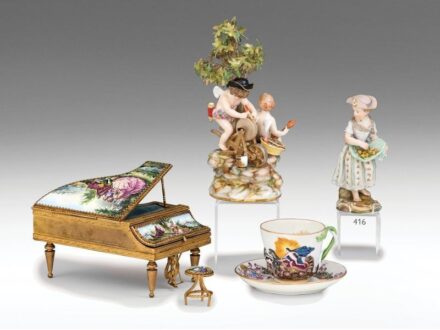 416. tétel, Meissen-i kisplasztika - Almaárus leány   Porcelán, színes festéssel és aranyozással. Rokályos talapzaton kötényében almát tartó fiatal lányka.   Apró csorbulásokkal.  Johann Joachim Kaendler modellje, 1740 körül.  Kitűnő állapotban.  Alján je