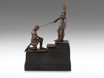 409. tétel, T. Curtis jelzéssel   Jeanne d'Arc lovaggá ütése   Öntött, patinázott bronz, fekete márvány talpon.   Talapzat csorbult.   Bronz talapzaton jelzett: kurzív T Curtis.  Ausztria, XX. sz. eleje.   M.: 20 × 8 × 29 cm