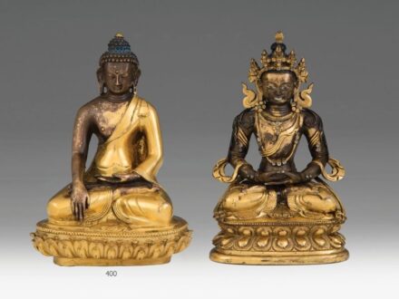 400. tétel, Shakyamuni Buddha  Részben tűzaranyozott bronz. Lótusztrónuson ülő Buddha jobb keze a földet tanúságul hívó kéztartásban (bhúmi-szparsa-mudra), bal keze pedig meditációs kéztartásban (djána-mudra). Alján vörösréz zárólemezen vésett, kettős vad
