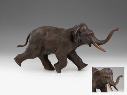 397. tétel, Japán kisplasztika - Vágtázó elefánt   Öntött, patinázott bronz.   XX. sz. eleje.  M.: 51 × 17,5 × 23 cm