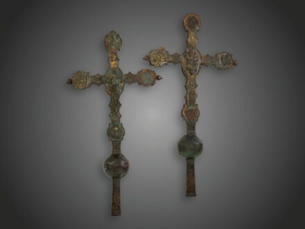393. tétel, Körmeneti kereszt  Réz, tűzaranyozás nyomaival. Az egyik oldalán a megfeszített Krisztus két angyallal és Evangelista Szent Jánossal (?).  Másik oldalán: Pantokrátor - Tanító Krisztus, Lukács és János evangelisták szimbólumaival. Kereszt oldal
