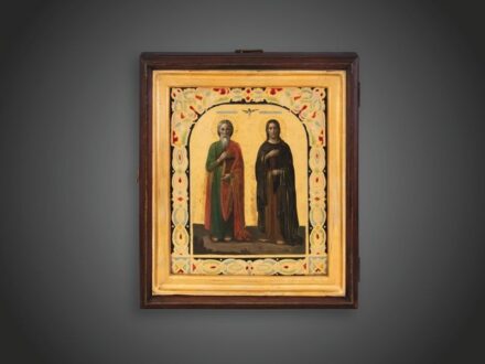 390. tétel, Orosz ikonfestő, XIX. sz. vége   Keresztelő Szent János és Csodatevő Szent János (Bogoszlov)  Olaj, fa, dúsan aranyozva és zománccal festve, laparanyozott fa keretben, ikonházzal.  Apró restaurálással.  M.: 21,5 × 17 cm