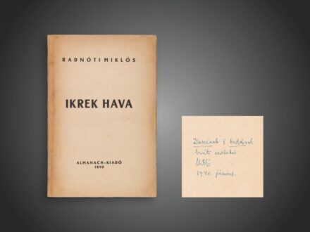 388. tétel, Radnóti Miklós: Ikrek hava  (Bp.), 1940. Almanach. 43+(1) p.   Első kiadás, restaurált, kiadói papírborítóban.  Az előzéklapon a szerző ajánlásával: Zsuzsának és Andrásnak baráti szeretettel, Mikló, 1940. június