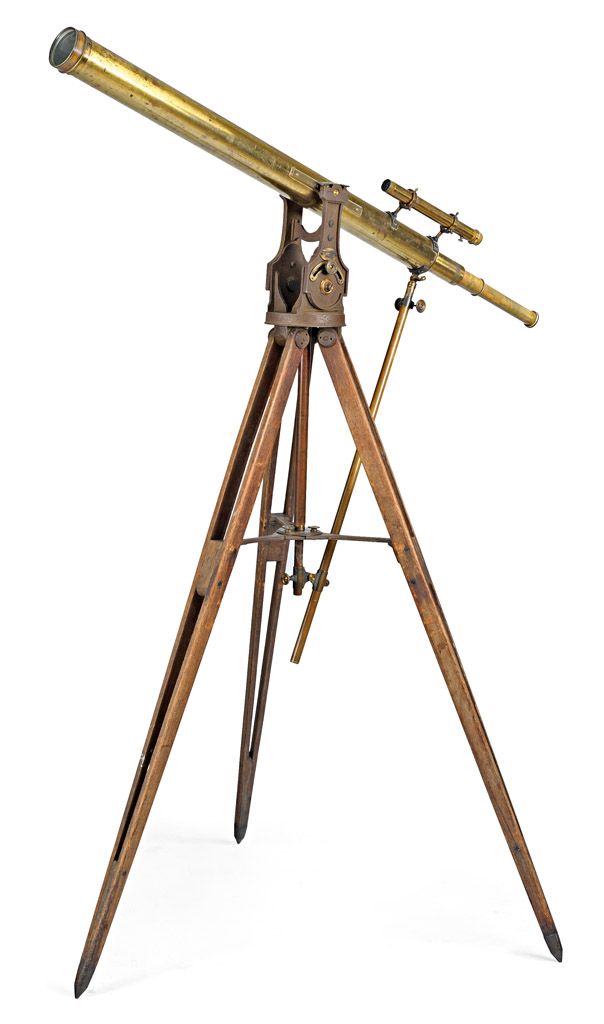 696. tétel, Távcső háromlábú állványon