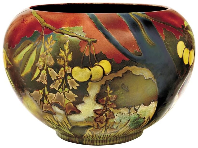 Zsolnay: Virágtartó edény, gyűszűvirágokkal, cseresznyefával, Zsolnay, 1905 körül  Dekorterv: Nikelszky Géza