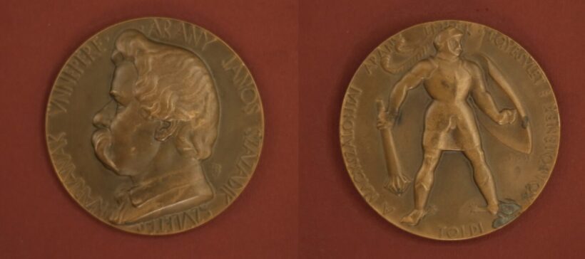 Beck Ö.Fülöp (1873 - 1945): Arany János emlékérem/ho. Toldi alakja, vert bronzérem, foltos,  65 mm
