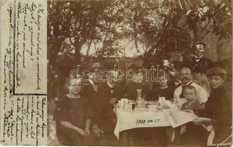 1905 Budapest, Családi csoportkép a kertben, Magyar Hírlap újsággal és csendőrrel, photo (kis szakadás / small tear)