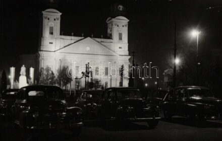 1956 Debrecen, Református Nagytemplom parkoló autókkal; MTI fotó, Járai Rudolf felvétele