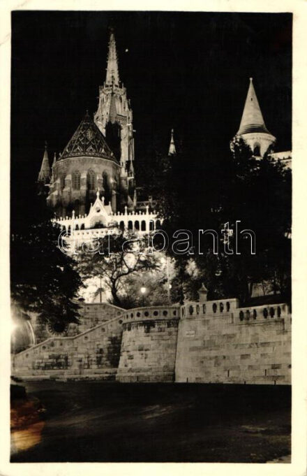 Budapest I. Halászbástya, Koronázó templom esti kivilágításban (ragasztónyom / gluemark)