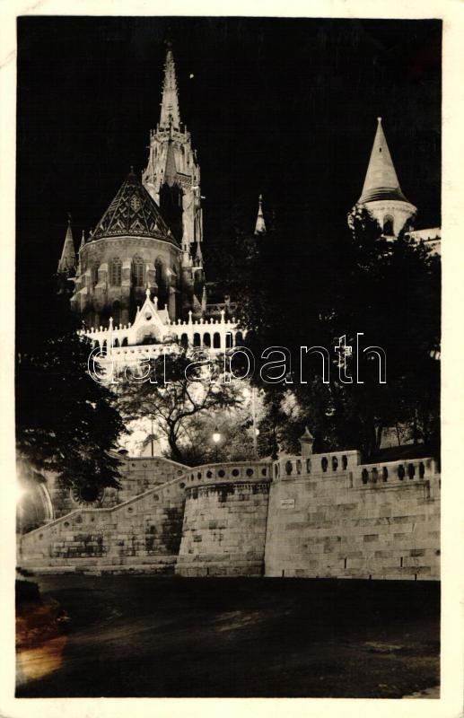 Budapest I. Halászbástya, Koronázó templom esti kivilágításban (ragasztónyom / gluemark)