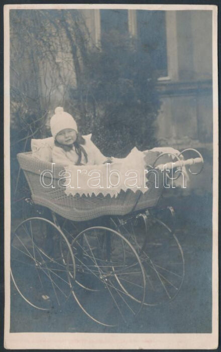 1925 Régi idők babakocsija, fotólap, hátoldalon feliratozva, 8x13 cm