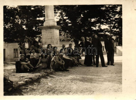 1948 Sümeg, kirándulók csoportképe oszlopnál, photo