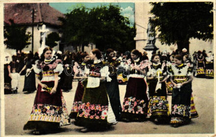 Mezőkövesdi népviselet / Hungarian folklore from Mezőkövesd (EB)
