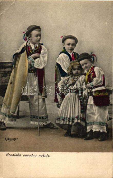 'Hrvatska narodna nosnja' / Croatian folklore, children (kis szakadás / small tear)