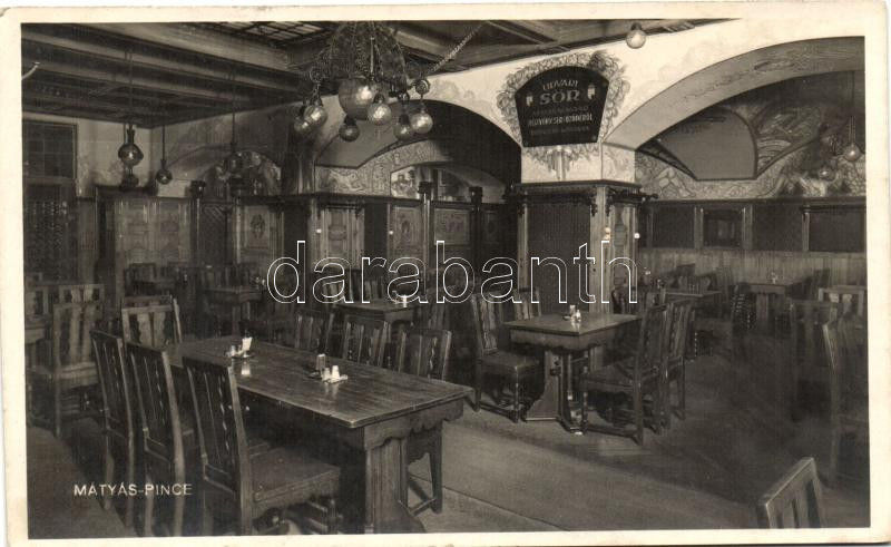 Budapest V. Mátyás Pince belső, 'Udvari sör' hirdetéssel a falon