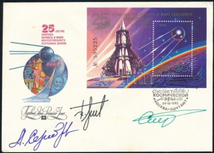 Alekszandr Szerebrov (1944-2013), Vlagyimir Tyitov (1947- ) és Gennagyij Sztrekalov (1940-2004) szovjet űrhajósok aláírásai emlékborítékon / Signatures of Aleksandr Serebrov (1944-2013), Vladimir Titov (1947- ) and Gennadiy Strekalov