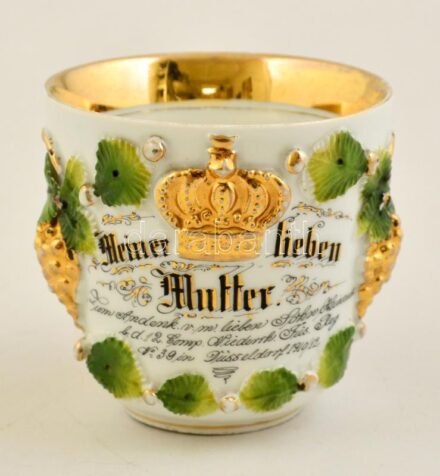 1912 Katona fiú által szüleinek ajándékozott, megszemélyesített, verses, katonákat és katonai jelenetet ábrázoló porcelán kávés bögre. Kézzel festett, dombor díszekkel. nagyon apró lepattanásokkal / Soldier son's present to his