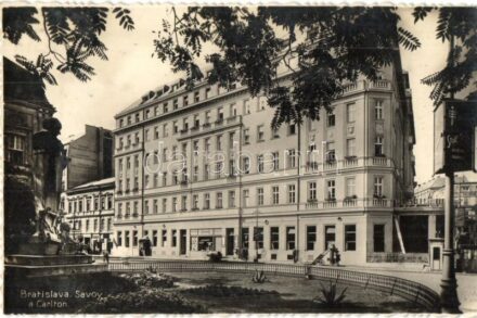 Pozsony, Pressburg, Bratislava; Savoy és Carlton szálloda, Gyógyszertár, étterem, üzlet / hotel, pharmacy, restaurant, shops (ragasztónyom / glue marks)