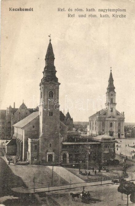 Kecskemét, Református és római katolikus templom, Róka Zsigmond üzlete, lovaskocsi, piaci árusok. Kiadja Fekete Gyula (EK)