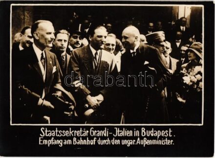 Staatssekretär Grandi-Italien in Budapest. Empfang am Bahnhof durch den ungar. Aussenminister / Dino Grandi Italian fascist politician arrives at the railway station in Budapest, Bethlen and other Hungarian ministers welcome him. photo (non PC)