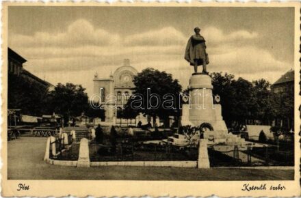 Pécs, Kossuth szobor, üres piaci asztalok (EK)